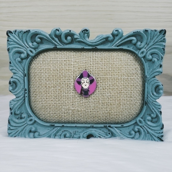 Disney World of Evil- Claude Frollo Pin - Picture 1 of 3